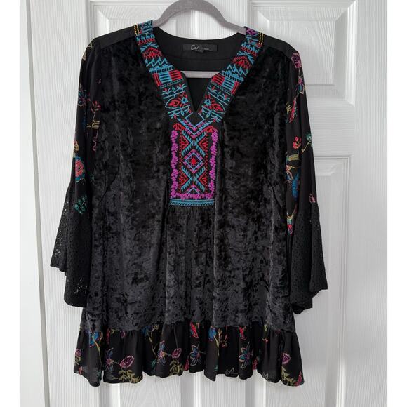 Calessa Women's Embroidered Floral Velvet Bell Sleeve Top Size Medium - Picture 1 of 13